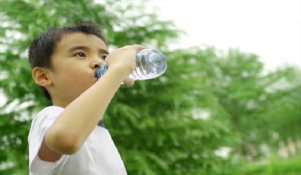 Cách chọn nước uống cho trẻ vào mùa hè