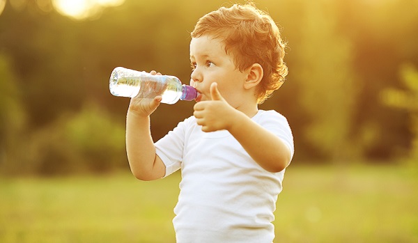 Cung cấp nước uống cho trẻ nhỏ đúng cách