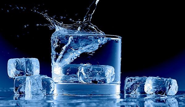 Uống nước đá tinh khiết hàng ngày có tốt không?