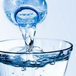 Tại sao nước khoáng uống tốt hơn nước cất?