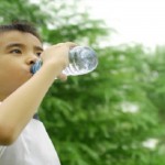 Cách chọn nước uống cho trẻ vào mùa hè
